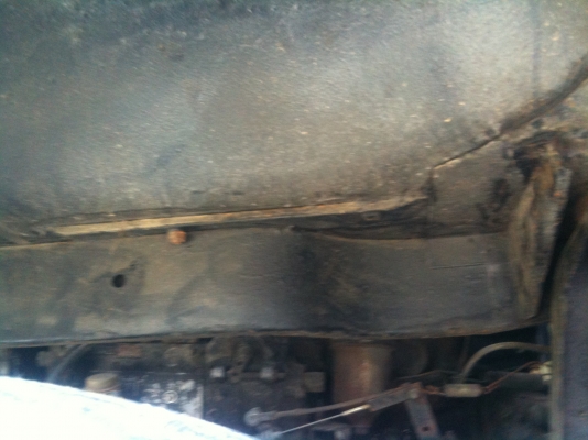 ขายรถ 6 ล้อ Hino KM310 เครื่องเดิม 110 แรง ไม่หลวมครับ กระบะไม้บานพับเป็นสแตนเลสทุกตัว 4.30 x 2.00 ม. ทะเบียน ม.79