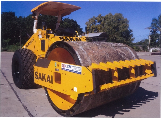 รถบดสั่นสะเทือนล้อหนามหุ้มเรียบ SAKAI รุ่น SV520TF