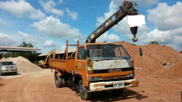 Isuzu 110 แรง ดั้ม ติดเครน Tadano 2.5 ตัน คัสซีสวย ยางพร้อม เกียร์สั้น