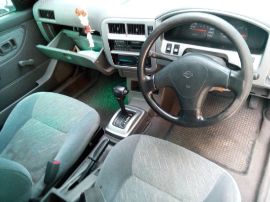 Nissan NV 2005