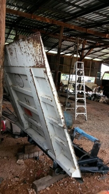 ลิฟท้ายใส่หกล้อกลาง