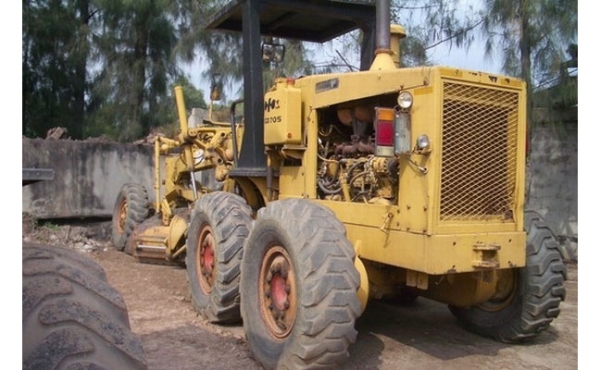 รถเกรดมือสอง  Komatsu GD705 สภาพรถเยี่ยม 090-268-2646