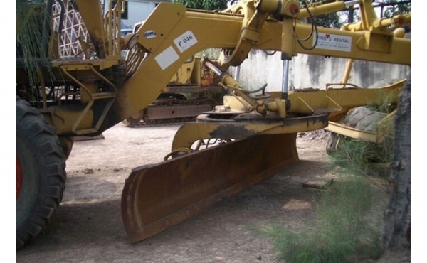 รถเกรดมือสอง  Komatsu GD705 สภาพรถเยี่ยม 090-268-2646