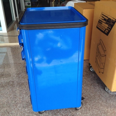 ตู้เครื่องมือช่าง สีน้ำเงิน 5 ชั้น มีกุญแจล็อก ใช้เก็บเครื่องมือต่างๆ มีล้อเลื่อนตัวตู้เครื่องมือ