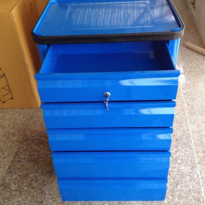 ตู้เครื่องมือช่าง สีน้ำเงิน 5 ชั้น มีกุญแจล็อก ใช้เก็บเครื่องมือต่างๆ มีล้อเลื่อนตัวตู้เครื่องมือ