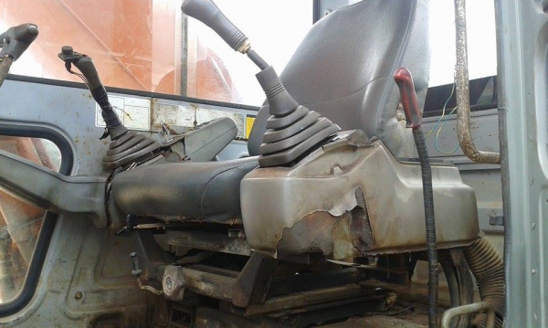 ขายEx200-2ช่วงล่างเติมโช่ใหม่ลอนเลอร์เช็คแท้ไม่แตกเครื่องปั้มไฮโดลิกดีราคา890000