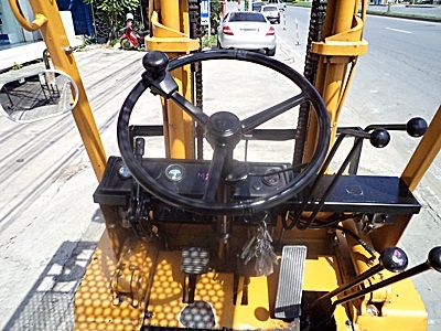 ขายรถยกโคมัสสึ 2 ตัน รุ่น8 เครื่องเบนซิน กระบอกคู่ เสาสูง 3 เมตร  พวงมาลัยเพาเว่อร์  สีเดิมจากนอก นำเข้าจากญี่ปุ่น ใช้งานได้ทันที ราคา170000