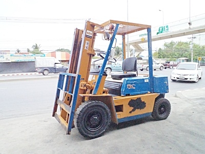 ขายรถยกโคมัสสึ 2 ตัน (รถสวย) เครื่องเบนซิน กระบอกคู่ เสาสูง 3 เมตร  พวงมาลัยเพาเว่อร์  สีเดิมจากนอก นำเข้าจากญี่ปุ่น ใช้งานได้ทันที ราคา180000