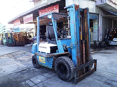 ขายรถยกโตโยต้า 2 ตัน เครื่องเบนซิน กระบอกคู่ เสาต่ำ เสาสูง 4 เมตร ยางตันใหม่   พวงมาลัยเพาเว่อร์  สีเดิมจากนอก นำเข้าจากญี่ปุ่น ใช้งานได้ทันที ราคา180000