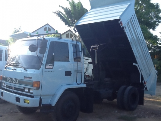 รถบรรทุก Isuzu หกล้อดั๊ม นางฟ้า 195 แรง