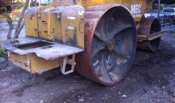 ขายด่วนรถบดสามล้อเหล็กSAKAI KD7610 ขายตามสภาพ เครื่องเกียร์ใช้งานได้ปกติ หรือต้องการอะไหล่ชิ้นไหนบอกได้ครับ