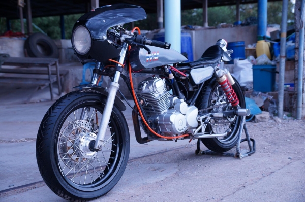 ขาย HONDA JX 200 CC แต่ง คาเฟ่ สภาพสวยมาก ล้อ US 3.5 นิ้ว หน้า และ หลัง ยางดอกเต็ม เครื่องเบิกใหม่ แบตใหม่ ระบบไฟ ติดครบ ขับนิ่ม แน่น เสียงโหด สภาพโดยรวมตามรูปครับ ทะเบียนพร้อมโอน ภาษี ขาดต่อนะครับ เอกสาร อินวอย เครื่อง ครบ