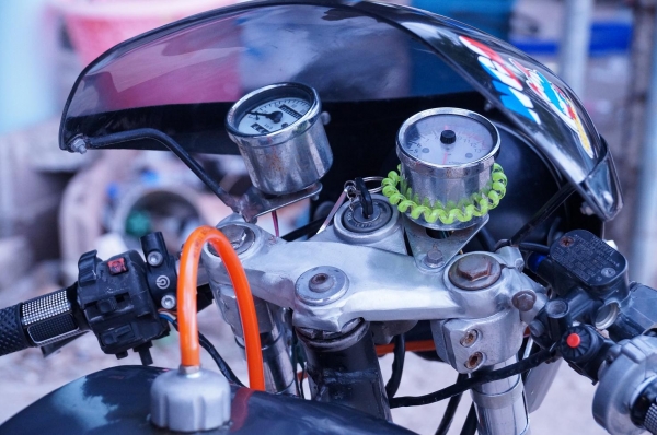 ขาย HONDA JX 200 CC แต่ง คาเฟ่ สภาพสวยมาก ล้อ US 3.5 นิ้ว หน้า และ หลัง ยางดอกเต็ม เครื่องเบิกใหม่ แบตใหม่ ระบบไฟ ติดครบ ขับนิ่ม แน่น เสียงโหด สภาพโดยรวมตามรูปครับ ทะเบียนพร้อมโอน ภาษี ขาดต่อนะครับ เอกสาร อินวอย เครื่อง ครบ