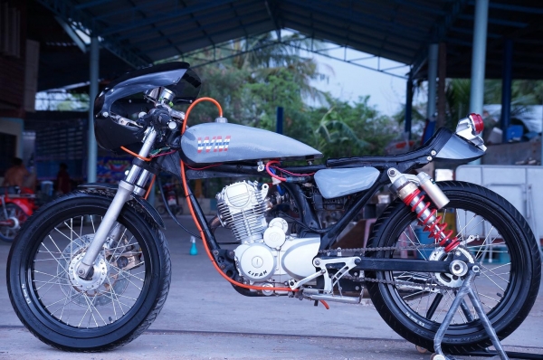 ขาย HONDA JX 200 CC แต่ง คาเฟ่ สภาพสวยมาก ล้อ US 3.5 นิ้ว หน้า และ หลัง ยางดอกเต็ม เครื่องเบิกใหม่ แบตใหม่ ระบบไฟ ติดครบ ขับนิ่ม แน่น เสียงโหด สภาพโดยรวมตามรูปครับ ทะเบียนพร้อมโอน ภาษี ขาดต่อนะครับ เอกสาร อินวอย เครื่อง ครบ