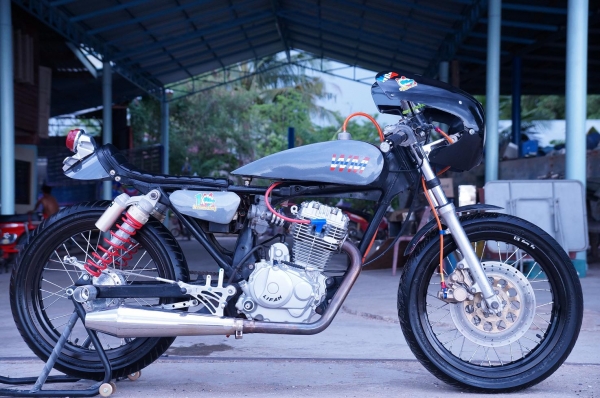 ขาย HONDA JX 200 CC แต่ง คาเฟ่ สภาพสวยมาก ล้อ US 3.5 นิ้ว หน้า และ หลัง ยางดอกเต็ม เครื่องเบิกใหม่ แบตใหม่ ระบบไฟ ติดครบ ขับนิ่ม แน่น เสียงโหด สภาพโดยรวมตามรูปครับ ทะเบียนพร้อมโอน ภาษี ขาดต่อนะครับ เอกสาร อินวอย เครื่อง ครบ