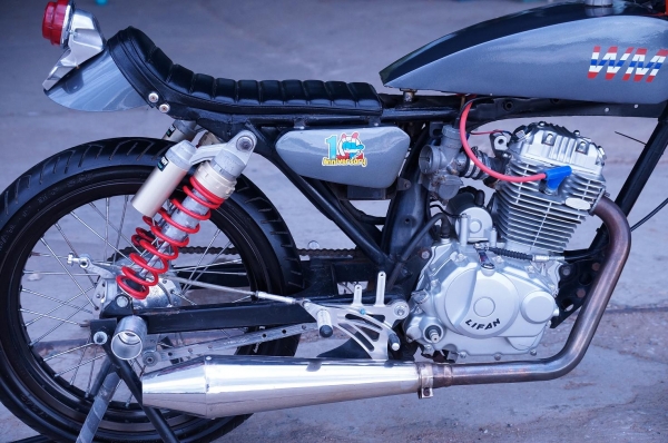 ขาย HONDA JX 200 CC แต่ง คาเฟ่ สภาพสวยมาก ล้อ US 3.5 นิ้ว หน้า และ หลัง ยางดอกเต็ม เครื่องเบิกใหม่ แบตใหม่ ระบบไฟ ติดครบ ขับนิ่ม แน่น เสียงโหด สภาพโดยรวมตามรูปครับ ทะเบียนพร้อมโอน ภาษี ขาดต่อนะครับ เอกสาร อินวอย เครื่อง ครบ