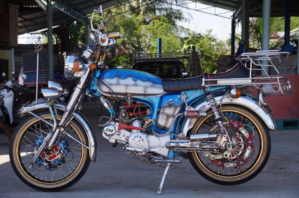 ขาย YAMAHA YG 5 แต่ง สวยงาม สภาพประกวด เครื่อง LIFAN 125 CC สภาพตามรูปเลยครับ บอกได้คำเดียวว่าเยอะครับ  มีทะเบียนเล่มโครง อินวอยเครื่อง ครบ แบตใหม่