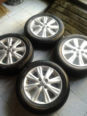 ขายล้อ Yaris,Vios ขอบ15" พร้อมยาง BRIDGESTONE วิ่งไม่ถึง 8,000โล ชุดละ 6,900 บาท ขายล้อ Yaris,Vios ขอบ15" พร้อมยาง BRIDGESTONE วิ่งไม่ถึง 8,000โล ชุดละ 6,900 บาท