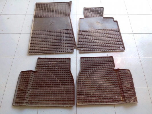 ขายผ้ายางรองพื่น BMW E30 ทั้งชุด1500