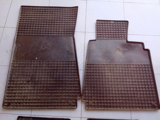 ขายผ้ายางรองพื่น BMW E30 ทั้งชุด1500 ขายผ้ายางรองพื่น BMW E30 ทั้งชุด1500