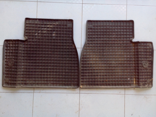 ขายผ้ายางรองพื่น BMW E30 ทั้งชุด1500 ขายผ้ายางรองพื่น BMW E30 ทั้งชุด1500