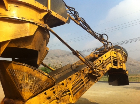 ขายรถตัดอ้อย CAMECO ล้อยางแท้ เครื่อง CAT 325 แรงม้า