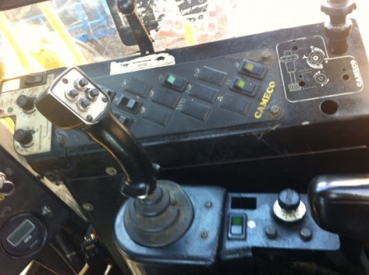 ขายรถตัดอ้อย CAMECO ล้อยางแท้ เครื่อง CAT 325 แรงม้า