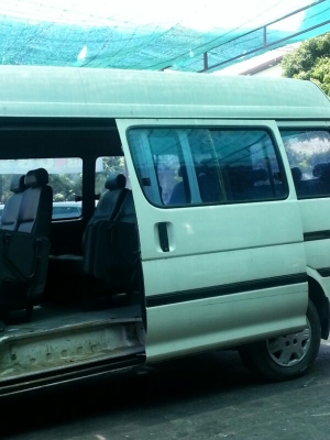 ขาย Toyota Hiace หัวจรวด หลังคาสูง ช่วงยาว สีขาว รถขับได้ แอร์ครบ