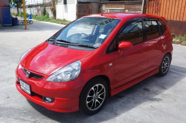 HONDA JAZZ 04 AUTO รถสวย ชุดแต่งรอบคัน เครื่องเดิมๆวิ่งดีมาก ช่วงล่างแน่น ล้อ MAXแต่ง แอร์เย็น กระจกไฟฟ้า ภายในสภาพสวย สีสวย รถพร้อมใช้งานทันที จัดไฟแนนได้