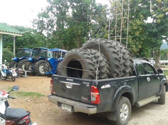 ขายแล้ว ขอบคุณพี่สติ บ้านโคกสูง-วังศิลา อ.แก้งคร้อ จ.ชัยภูมิ ยางรถไถเก่านอกถอด\% หน้า 14.9-24 หลัง18.4-34 ไฟร์สโตน MAND IN USA.