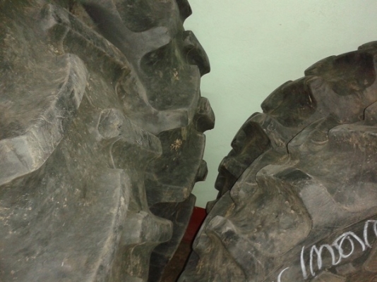 ขายแล้ว ขอบคุณพี่สติ บ้านโคกสูง-วังศิลา อ.แก้งคร้อ จ.ชัยภูมิ ยางรถไถเก่านอกถอด\% หน้า 14.9-24 หลัง18.4-34 ไฟร์สโตน MAND IN USA.