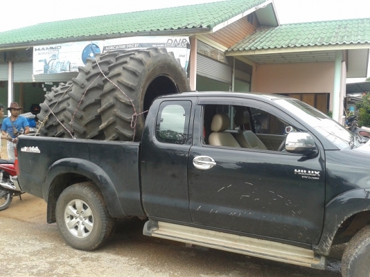 ขายแล้ว ขอบคุณพี่สติ บ้านโคกสูง-วังศิลา อ.แก้งคร้อ จ.ชัยภูมิ ยางรถไถเก่านอกถอด\% หน้า 14.9-24 หลัง18.4-34 ไฟร์สโตน MAND IN USA.