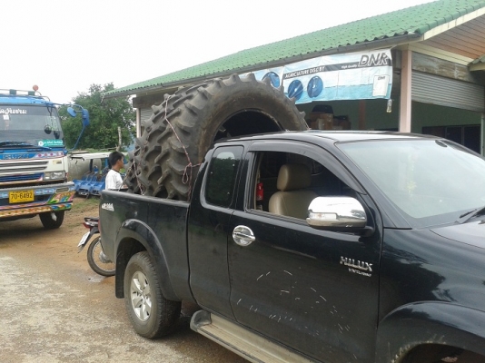 ขายแล้ว ขอบคุณพี่สติ บ้านโคกสูง-วังศิลา อ.แก้งคร้อ จ.ชัยภูมิ ยางรถไถเก่านอกถอด\% หน้า 14.9-24 หลัง18.4-34 ไฟร์สโตน MAND IN USA.