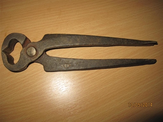 คีมปากนกแก้วออกแนวโบราณ เหล็กหนา ค่อนข้างหนัก ไม่ทราบแหล่งผลิต