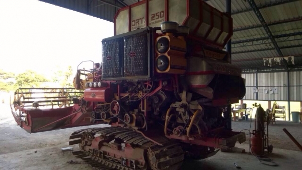 ขายรถเกี่ยวข้าวศักดิ์พัฒนา KM49 ปลายปี 50 เครื่อง 6HH - 210 แรง