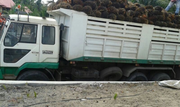 รถมิตซู 10 ล้อดั้ม FN527M - TF  220 แรงม้า.  สนใจติดต่อ 081 - 6079515