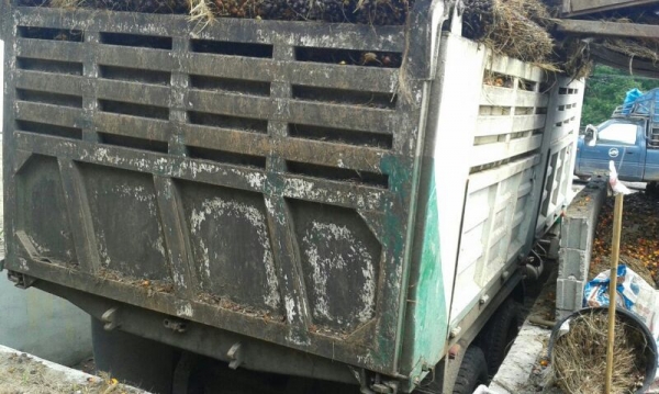 รถมิตซู 10 ล้อดั้ม FN527M - TF  220 แรงม้า.  สนใจติดต่อ 081 - 6079515