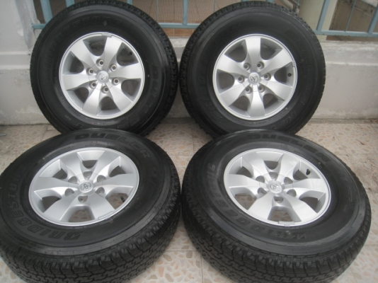 ขายล้อแม็กป้ายแดง Toyota Vigo 16"x7" et30 6รู139.7 พร้อมยาง Bridgestone Dueler H/T 840 265/70 r16 ยางผลิตสัปดาห์ที่ 49 ปี13 ตุ่มที่หน้ายางมีทุกเส้นครับ สีที่หน้ายางเห็นชัดเจน 2 เส้นอีก2 เส้นเห็นบ้างเล็กน้อย ขายทั้งชุด 22,900 บาทครับ สนใจติดต่อเล