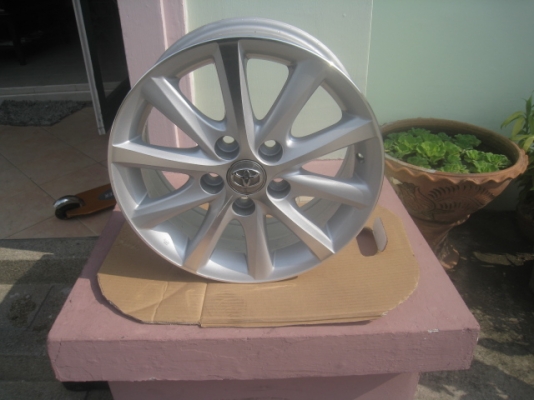 ขายล้อแม็ก toyota camry 16"x6.5" et45 5h114.3 สีเงินหน้าเงา