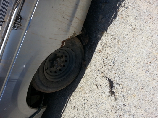 ขายรถ 3 คัน เบ๊นซ์, ฟอร์ด,นิสสัน นาวาร่า ไม่มีทะเบียน 2 คันฟอร์ดมีทะเบียนเพลาลอย