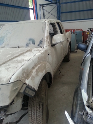 ขายรถ 3 คัน เบ๊นซ์, ฟอร์ด,นิสสัน นาวาร่า ไม่มีทะเบียน 2 คันฟอร์ดมีทะเบียนเพลาลอย