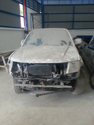 ขายรถ 3 คัน เบ๊นซ์, ฟอร์ด,นิสสัน นาวาร่า ไม่มีทะเบียน 2 คันฟอร์ดมีทะเบียนเพลาลอย