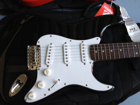 กีต้าไฟฟ้าของมาจากญี่ปุ่นสภาพใหม่มากตัวละ