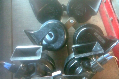 ครับแตรคู่ยุโรปเมคอินฝรั่งเศสเสียงนิ่มดังครับของแท้ทุกคู่ครับใส่รถได้ทุกรุ่นครับราคานีคุ้มมากครับสไตรเบน์/ซีตอง/วอลโว่ลครับ/เชฟครับ