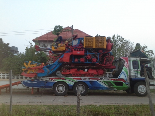 รับ เคลื่อนย้าย รถ เกี่ยวข้าว พร้อมขับรถเกี่ยวขึ้นลงเมลเลอร์ด้วย