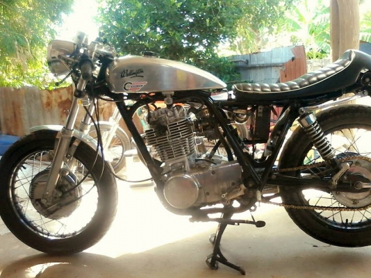 ขายด่วน YAMAHA SR400 สีดำ อินวอย ราคา 42,000 บาท รถสภาพดี เครื่องเดิม ถังปีเนียม แต่งแล้ว รถขับดี แก้ว 084-3764651