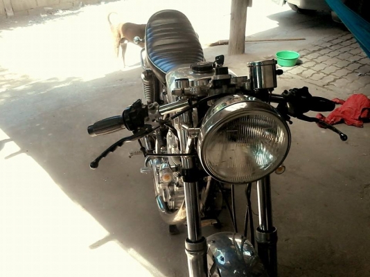 ขายด่วน YAMAHA SR400 สีดำ อินวอย ราคา 42,000 บาท รถสภาพดี เครื่องเดิม ถังปีเนียม แต่งแล้ว รถขับดี แก้ว 084-3764651