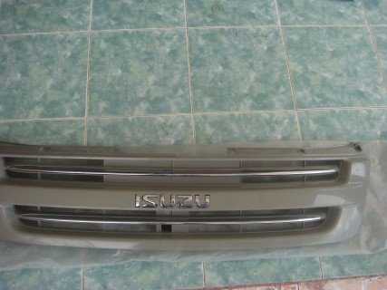 ขายครับ กระจังหน้า D - Max ปี 2004 ขายครับ กระจังหน้า D - Max ปี 2004