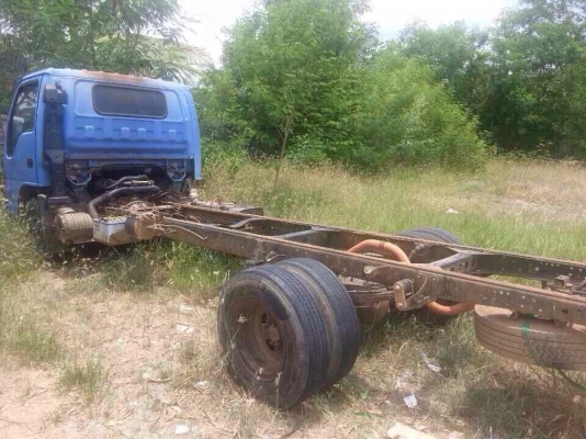 ขายแชสซีหกล้อ ISUZU NPR เครื่อง 136 แรง รถห้าง ปี 48 ทะเบียนพร้อม