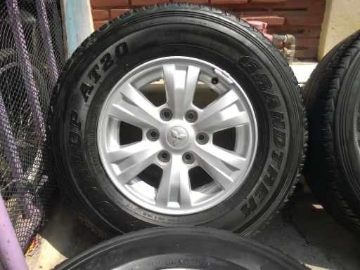 ล้อแม็ก Mitsubishi Triton-plus ขอบ 16 กว้าง 7 ออฟ38 พร้อมยาง Dunlop Grandtrek 245-70-16 ปี12 สภาพพร้อมใช้ มีรอยนิดเดียว ราคา 4 วง 11,500 บาท